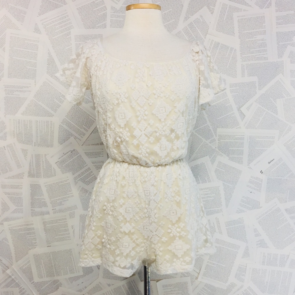 Everly Cream Colored Lace Romper Size Medium